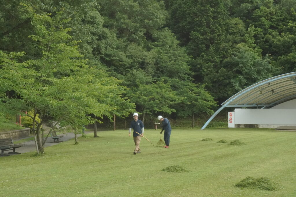 冠山総合公園のイベント広場の除草・集草作業。維持管理を行っている。